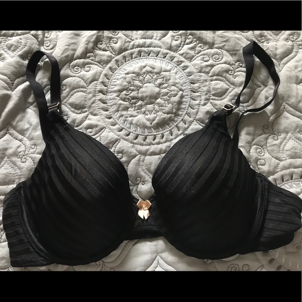 Black stripe t-shirt bra NWOT ✨ really soft ✨